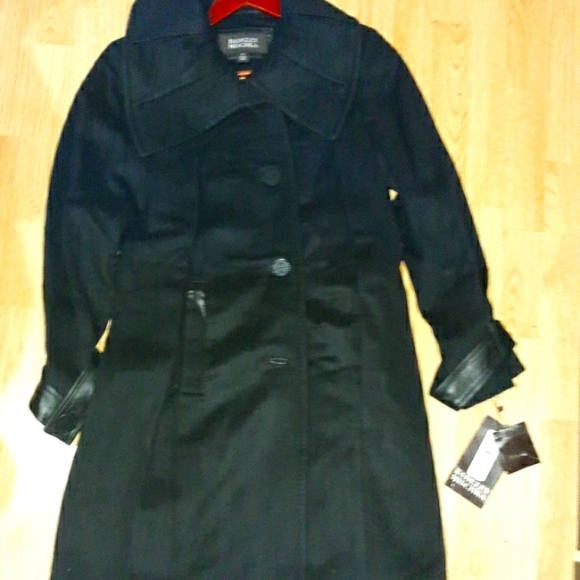 Badgley Mischka black coat. Extended collar, wonderfully made. This coat is new, - Picture 1 of 13